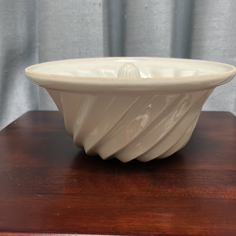 Vintage White Circular Kitchen Mold Swirl Pattern Ironstone? Amazing condition